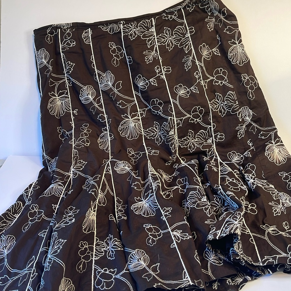 Embroidered brown and white skirt